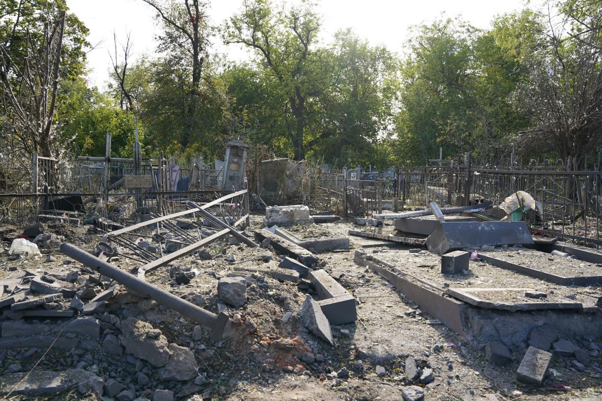 Зруйновані пам'ятники на кладовищі у Сумах через обстріл КАБами