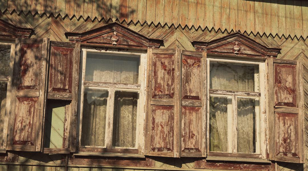 «Дерев’яний переклад» вишивки й ткацтва. Які віконниці залишилися в Сумах?