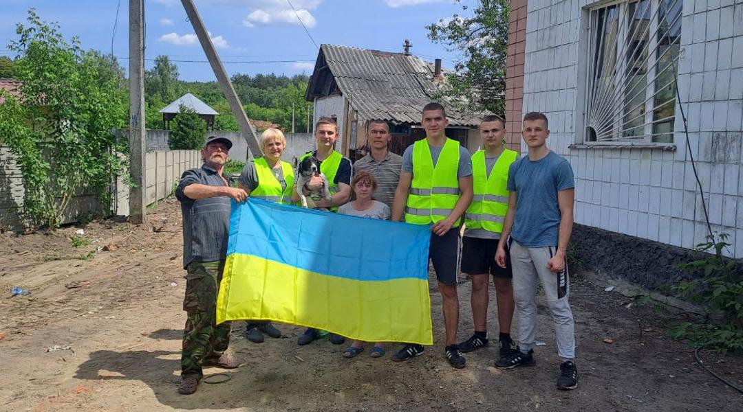 Добробат на Сумщині з прапором і мешканцями