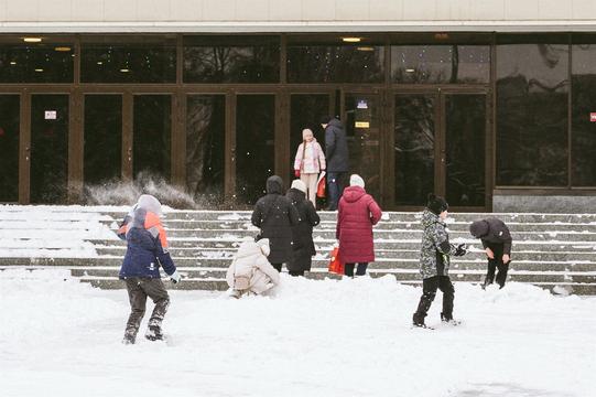Діти грають у сніжки в Сумах