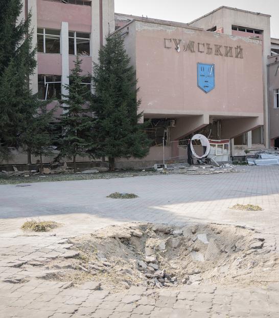 «Працюю тепер на свіжому повітрі. Аби лише компʼютер включився». Фоторепортаж із пошкоджених корпусів СумДУ