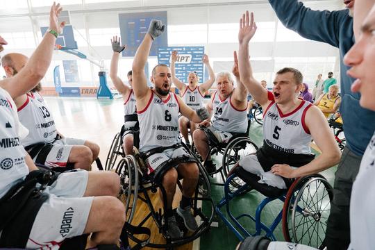 veterany na kolisnykh krislakh hraiut u basketbol hart 2026 1