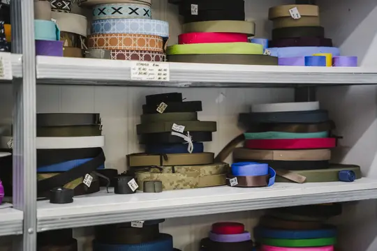 Тасьму для форми розставили стосами.