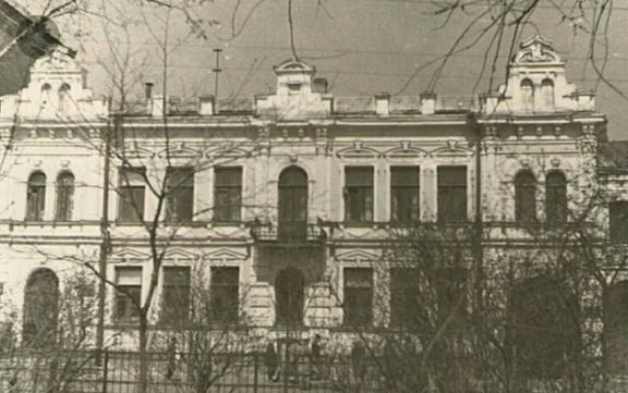 Маєток Ігнатьєвих мав аркові вікна та двері. Під ними були балкончики.