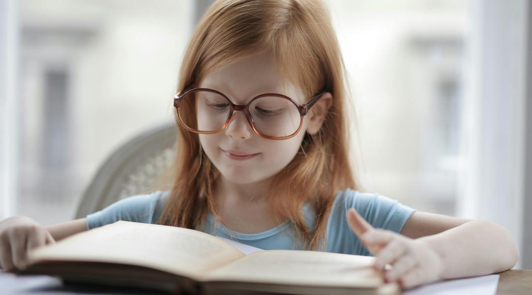 Дівчинка читає книгу