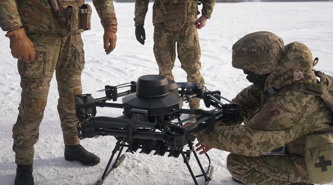 ukrayinsʹki biytsi zapuskayutʹ dron na sumshchyni Українські бійці запускають дрон на Сумщині