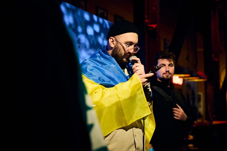 Павло Ігнатченко виступає з промовою на фестивалі Suomifornia