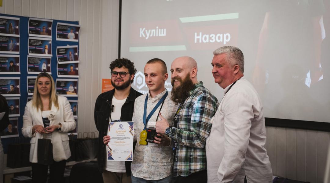 Назар Куліш отримує нагороду