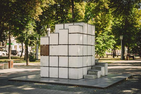 Східцями пам’ятнику цукру-рафінаду часто бігають діти.