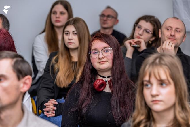 Дівчина слухає про гранти