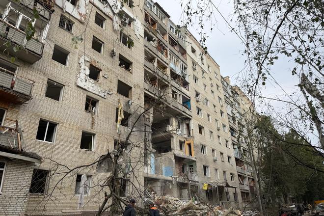Росіяни атакували дев'ятиповерхівку у Сумах КАБами: є загиблі