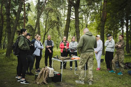 Близько 12 людей оточили інструктора півколом
