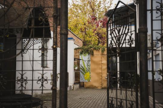 Кованi ворота ведуть у двір сумського Єврейського дому