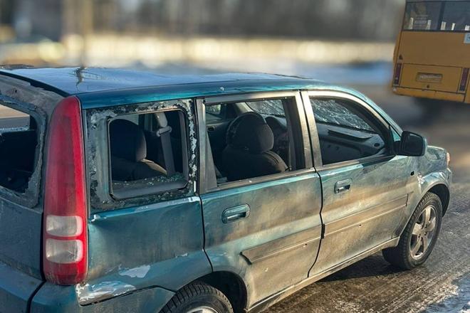 Пошкоджена машина внаслідок обстрілу в Сумах