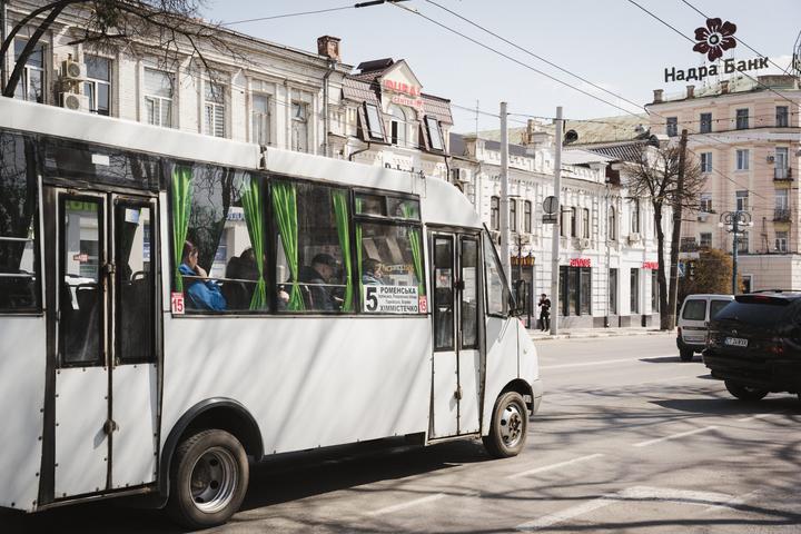 marshrutky v misti Sumy Маршрутка на дорозі в місті Суми