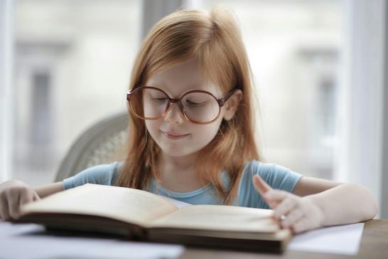 Дівчинка читає книгу
