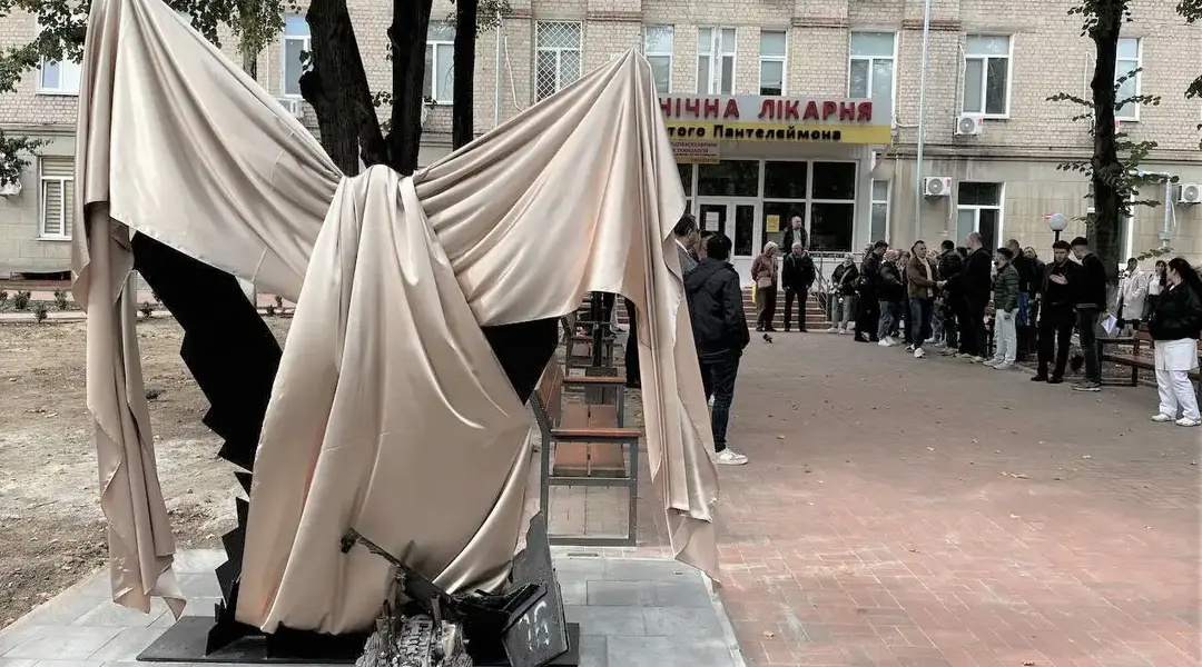 sculptura zagiblym medicam (1) Скульптура загиблим медикам у Сумах