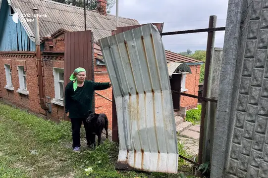 poshkodzhennya rszv obstril sumy 2 Обстріл Сум із РСЗВ. Жінка біля пошкодженого паркану