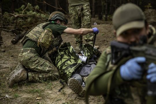 medyk azovu dopomagaye poranenomu