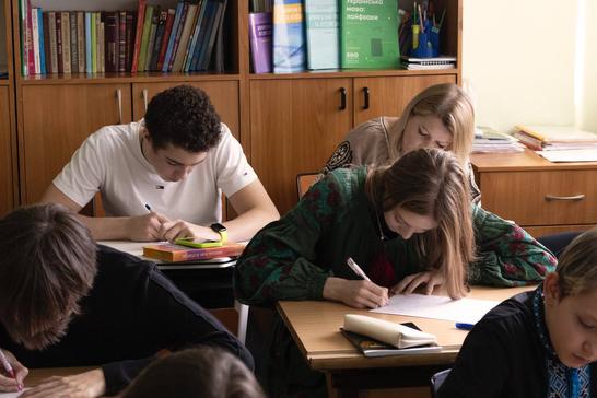 Учні в ліцеї Просперітас у Сумах