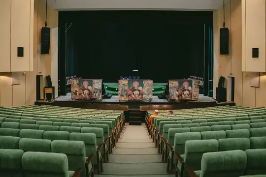 porozhnya zala teatr sumy Порожня зала театру в Сумах