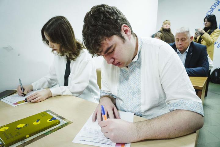 Студент СумДУ пише диктант