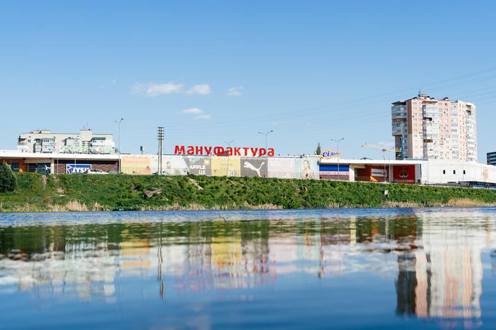 Краєвид на сумський ТРЦ зі сторони річки Псел