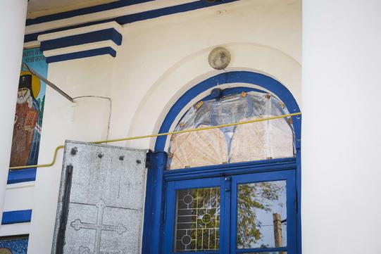 Вибите вікно в храмі, яке закрили захисною плівкою й фанерою