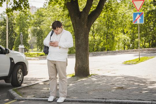 cholovik bila vyshyvanka telefon sumy