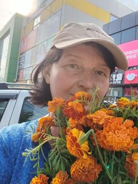 iryna storozhylova z buketom trav