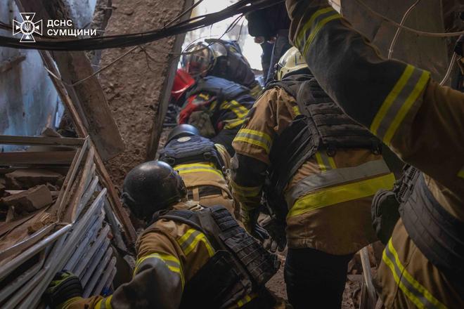 Рятувальники працюють на місці атакаи в Сумах
