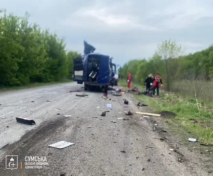 Рейсовий автобус після російського удару біля Білопілля