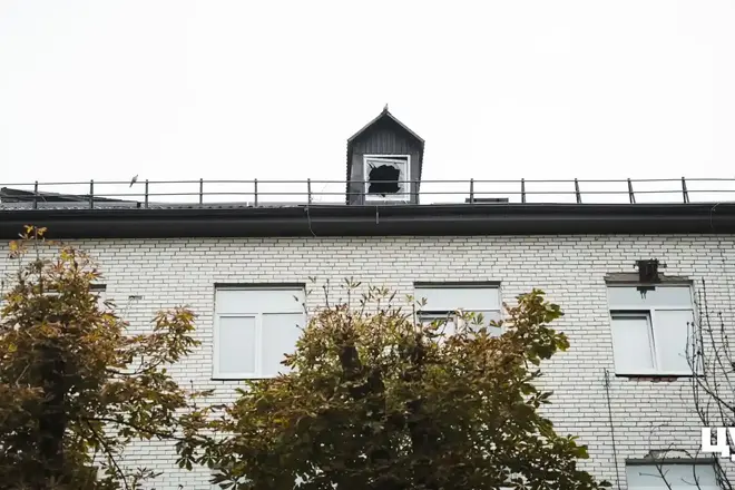 Пошкоджений дах у пологовому будинку в Сумах