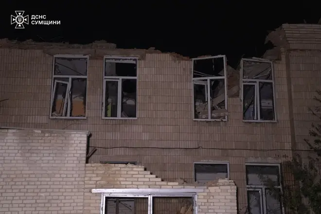 Пошкоджене училище в Сумах