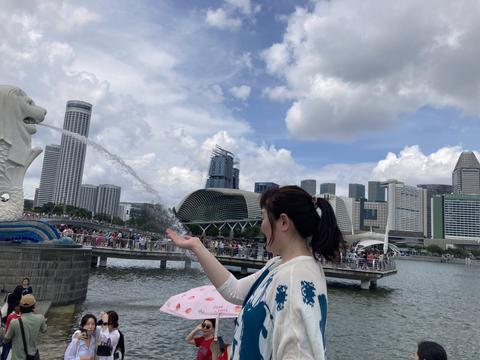 liza z druzyamy v singapuri