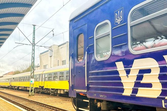 Вагони Укрзалізниці стоять на коліях