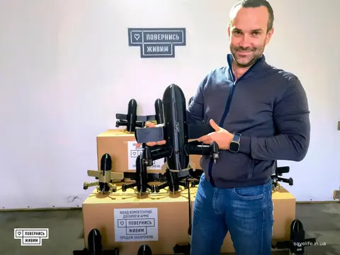 sumsʹkyy pidpryyemetsʹ trymaye dron perekhoplyuvach Сумський підприємець тримає дрон-перехоплювач