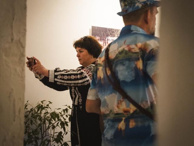 відвідувачі на виставці Прояв у Сумах