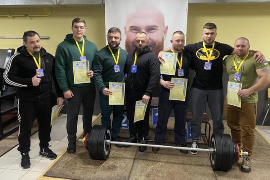 Учасники чемпіонату з жиму штанги