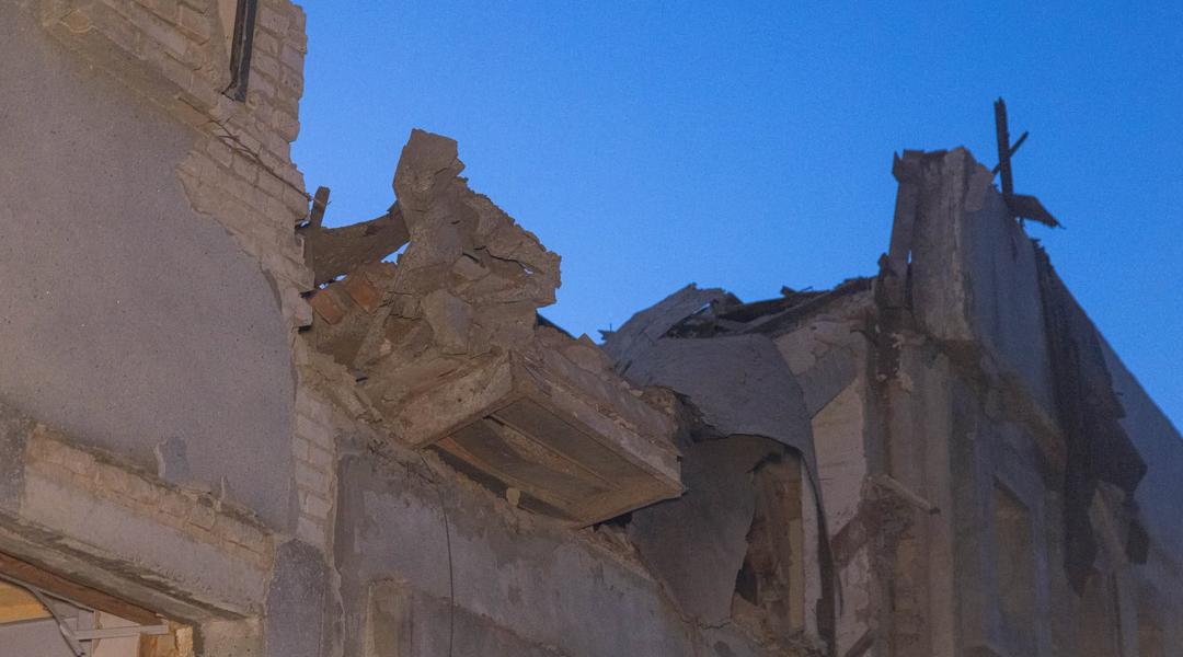 Пошкоджена будівля в Сумах
