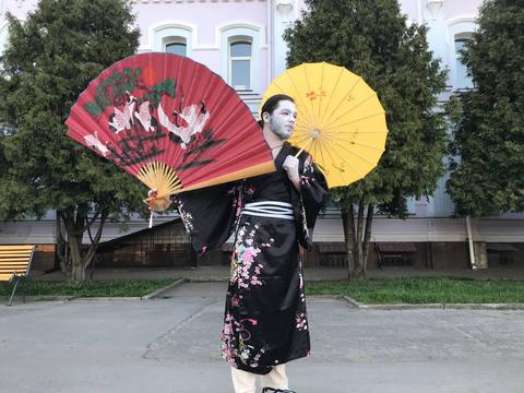 Японська естетика в центрі Сум: Ярослав виступає в образi тайкомоті біля Альтанки 