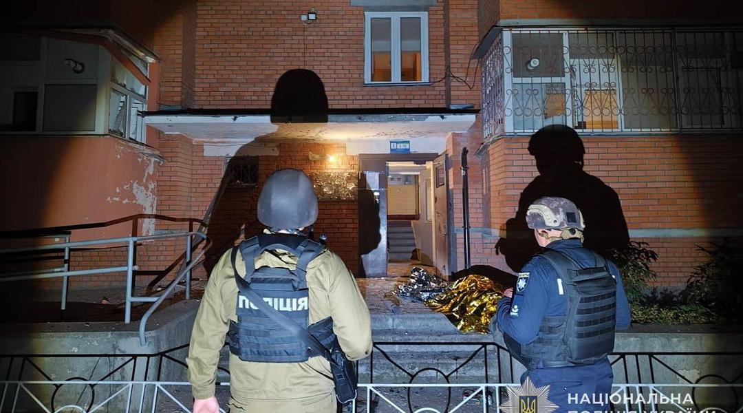Росіяни атакували під'їзд житлового будинку у Сумах двома FPV-дронами: під удар потрапило подружжя