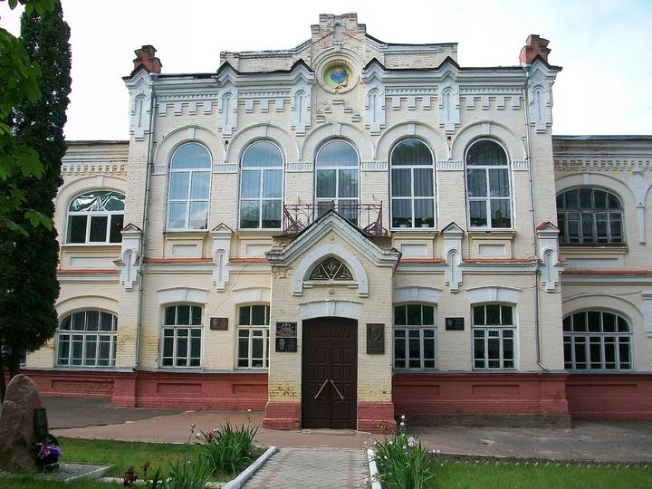Школа, де вчився Микола Лукаш