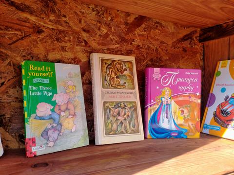 nabir knyh u budynochku minibibliotetsi na okhtyrskii u sumakh Набір книг у будиночку-мінібібліотеці на Охтирській у Сумах