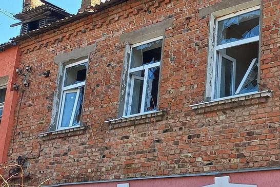 Вибиті вікна в будинку в Сумах