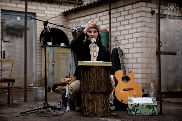 Лялькар Валерій Дзех під час виступу для українських військових на Донеччині