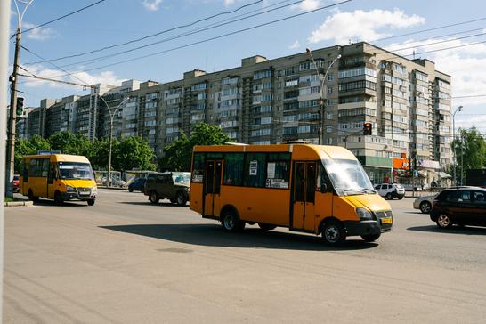Маршрутки їдуть у центрі Сум