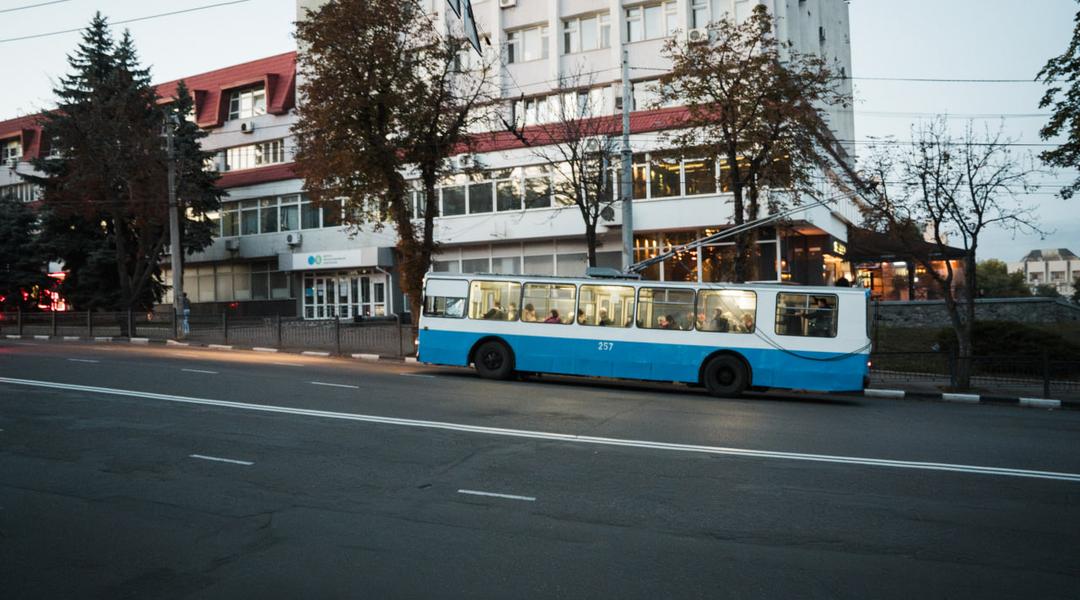 troleybus vnochi тролейбус вночі