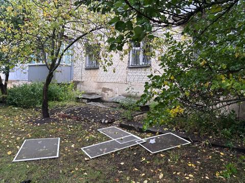 Вибиті віконні рами після удару КАБом у Сумах