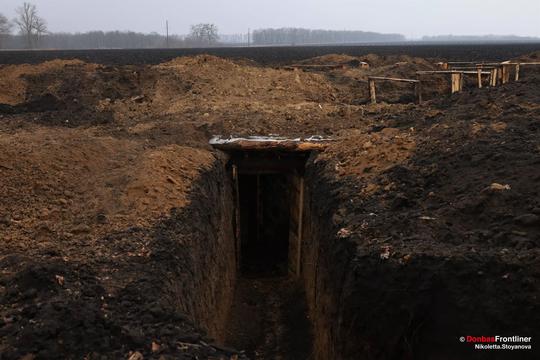 Вхід до системи траншей на кордоні з Росією, що простягається на 600 метрів. Фото: Стоянова Ніколєтта, DonbasFrontliner image 2024 04 03 16 02 01
